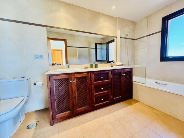 Apartamento con 4 Dormitorios  en Benalmadena