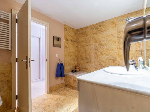 2 Bedrooms Apartment in Calahonda