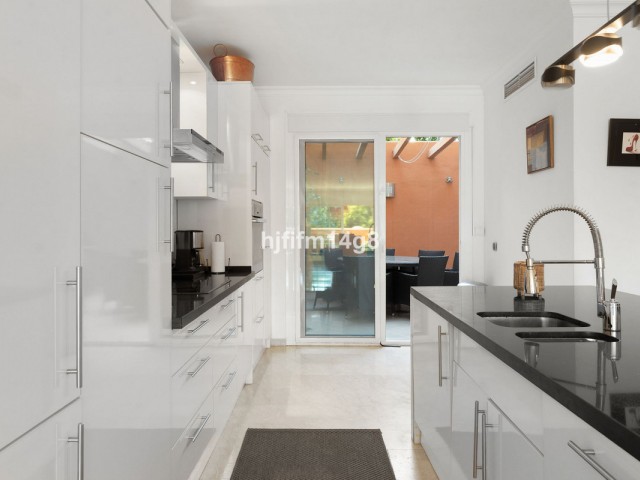 Apartamento con 4 Dormitorios  en Nueva Andalucía