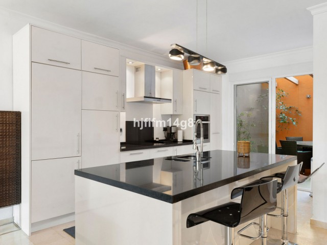 Apartamento con 4 Dormitorios  en Nueva Andalucía