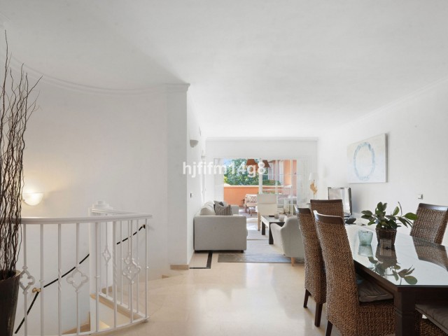 Apartamento con 4 Dormitorios  en Nueva Andalucía