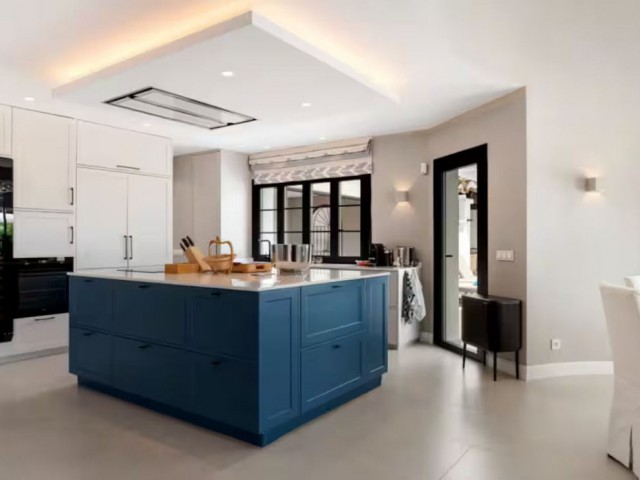 5 Bedrooms Villa in Benahavís