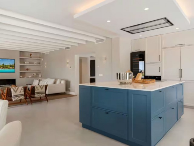 5 Bedrooms Villa in Benahavís