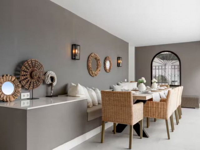 5 Bedrooms Villa in Benahavís