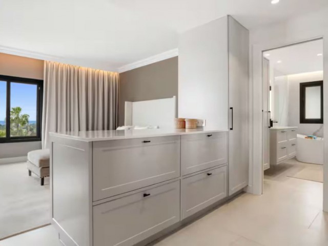 5 Bedrooms Villa in Benahavís