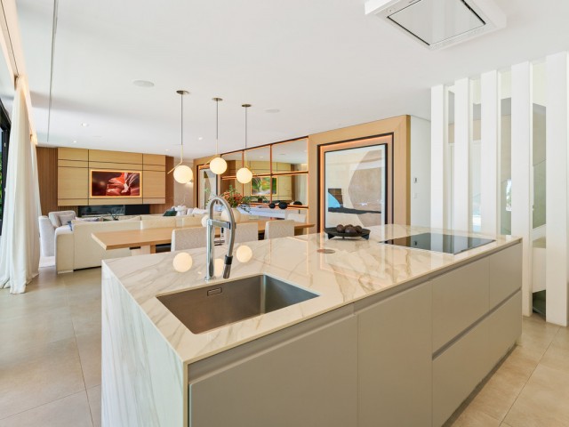 Villa avec 5 Chambres  à Nueva Andalucía