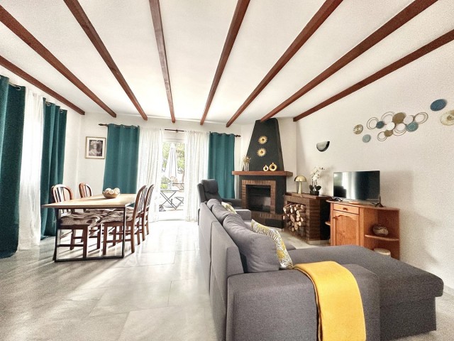 Maison mitoyenne avec 4 Chambres  à Calahonda