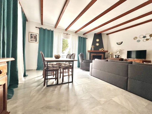 Maison mitoyenne avec 4 Chambres  à Calahonda