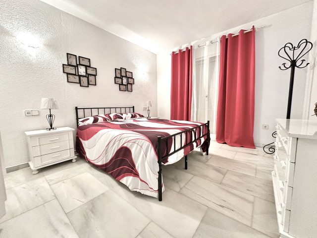 Maison mitoyenne avec 4 Chambres  à Calahonda