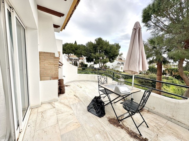 Maison mitoyenne avec 4 Chambres  à Calahonda