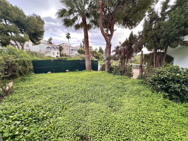 Maison mitoyenne avec 4 Chambres  à Calahonda