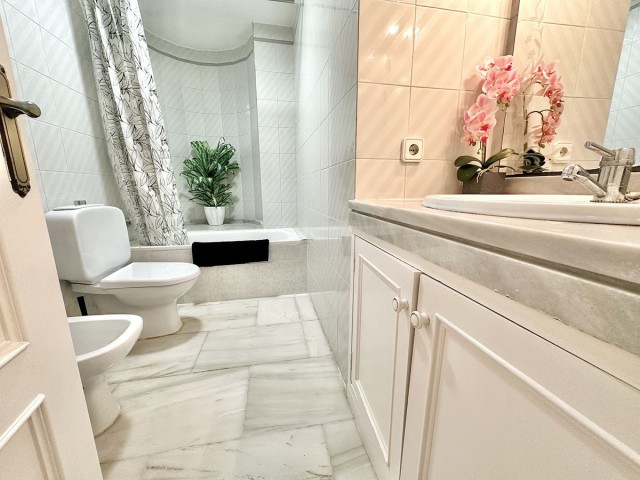 Maison mitoyenne avec 4 Chambres  à Calahonda