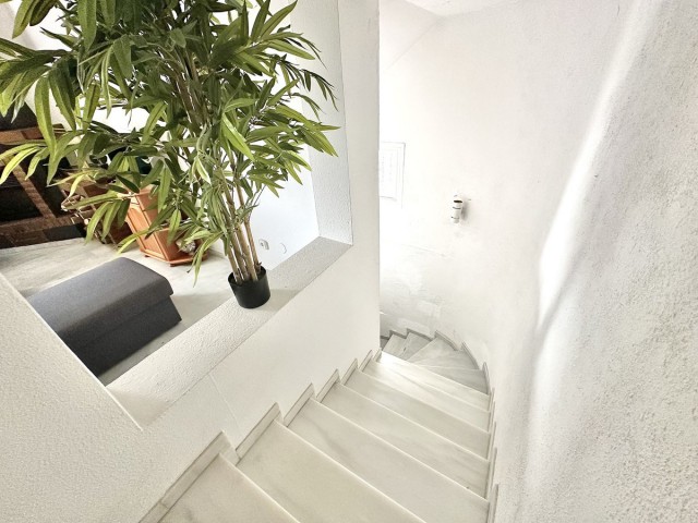 Maison mitoyenne avec 4 Chambres  à Calahonda