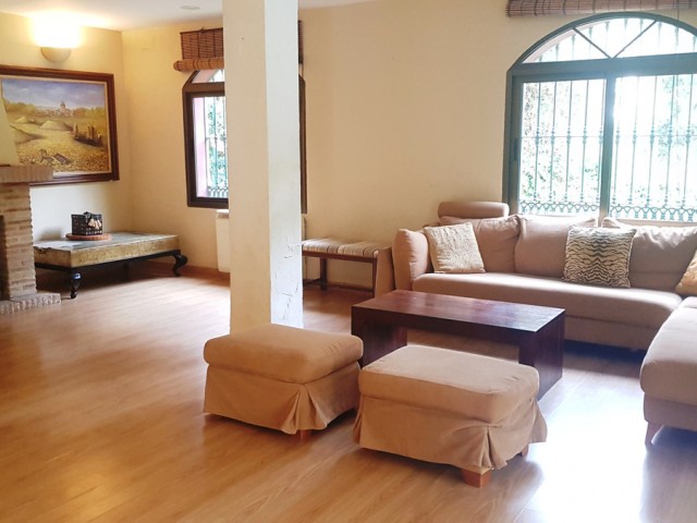 5 Bedrooms Villa in Elviria