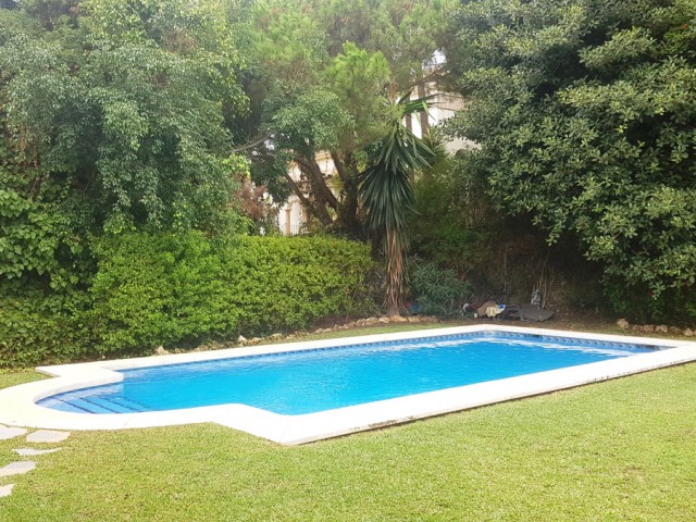 5 Bedrooms Villa in Elviria