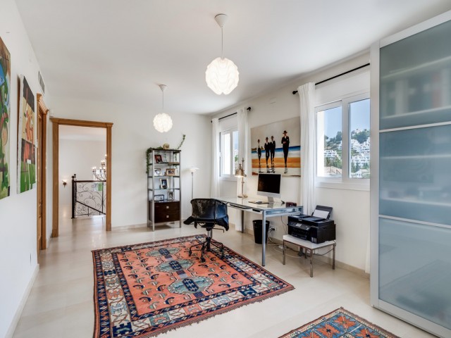 Villa con 4 Dormitorios  en Nueva Andalucía