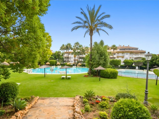 Apartamento con 2 Dormitorios  en Puerto Banús