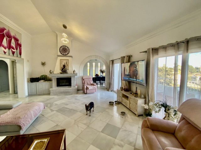 5 Bedrooms Villa in Calahonda