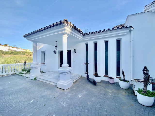 5 Bedrooms Villa in Calahonda