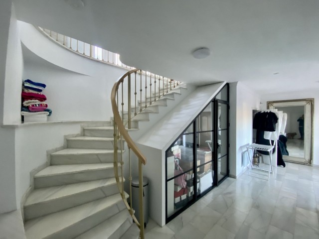 5 Bedrooms Villa in Calahonda