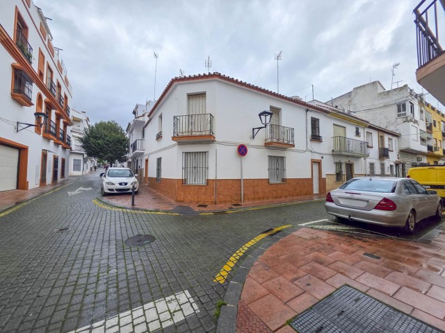 5 Bedrooms Townhouse in Estepona