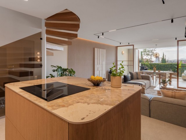 Maison mitoyenne avec 4 Chambres  à Nueva Andalucía