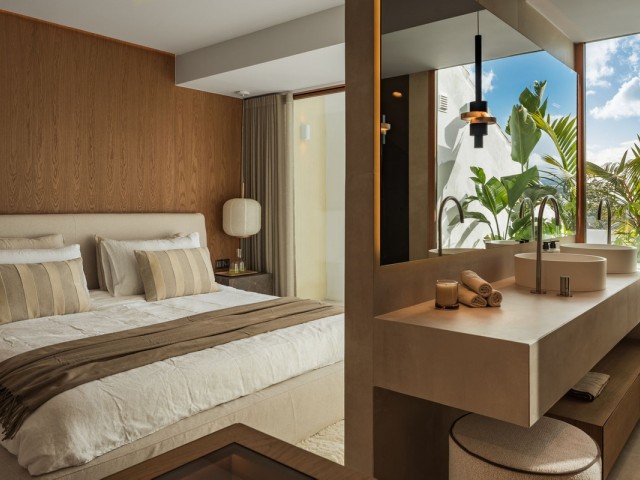 Maison mitoyenne avec 4 Chambres  à Nueva Andalucía