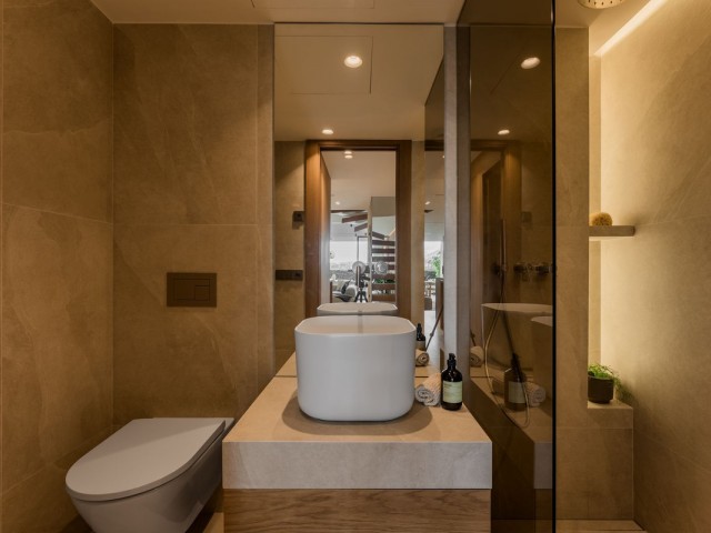 Maison mitoyenne avec 4 Chambres  à Nueva Andalucía