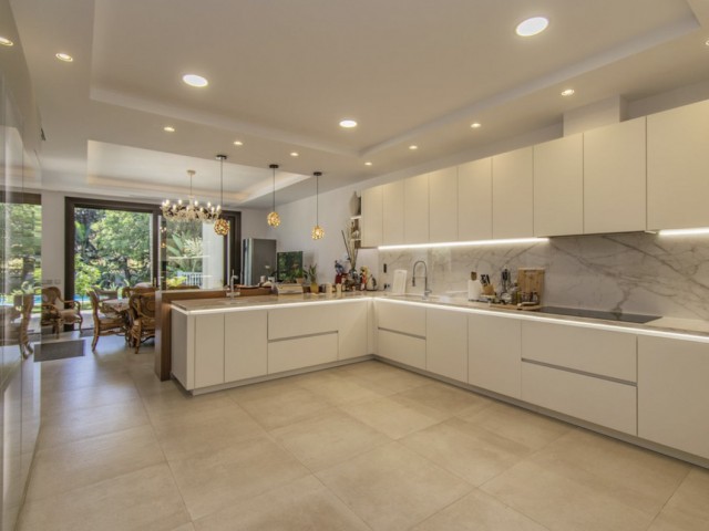 6 Bedrooms Villa in Guadalmina Baja