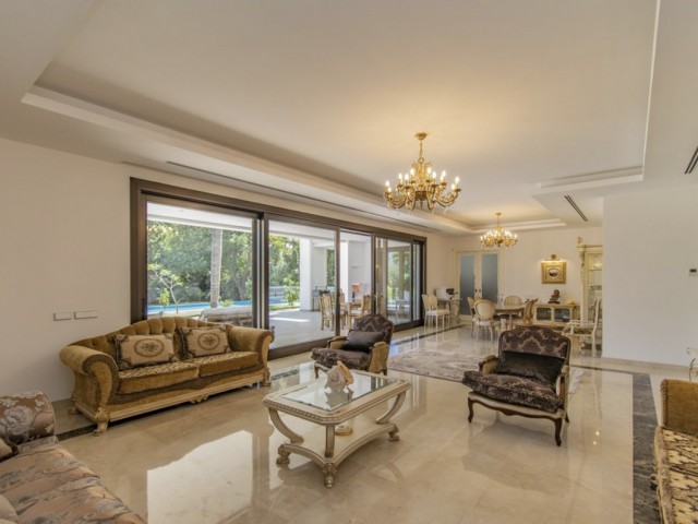 6 Bedrooms Villa in Guadalmina Baja