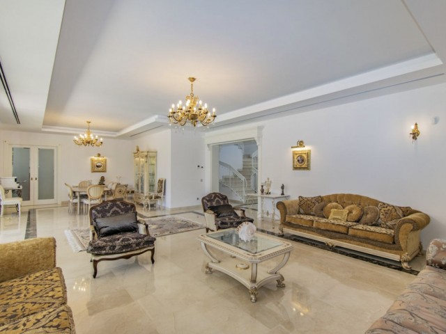 6 Bedrooms Villa in Guadalmina Baja