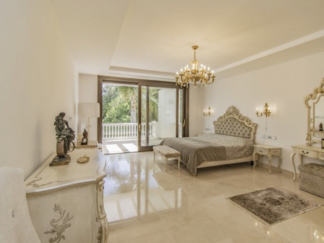 6 Bedrooms Villa in Guadalmina Baja