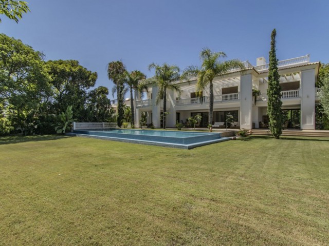 6 Bedrooms Villa in Guadalmina Baja