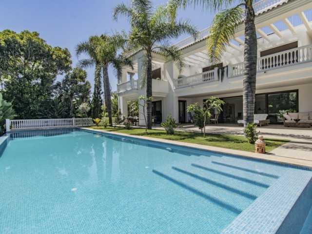 6 Bedrooms Villa in Guadalmina Baja
