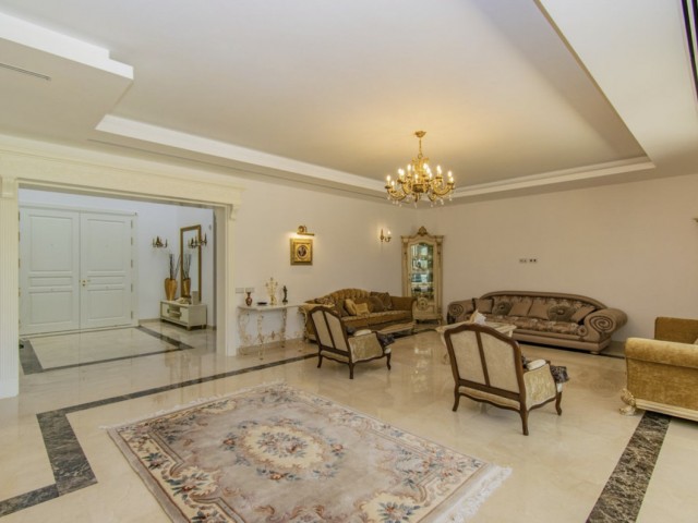6 Bedrooms Villa in Guadalmina Baja