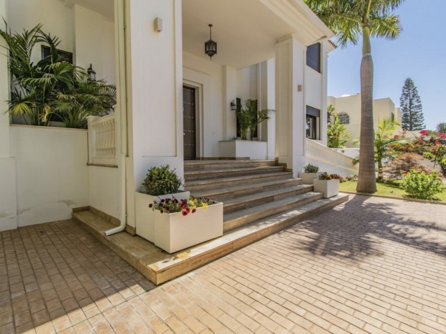 6 Bedrooms Villa in Guadalmina Baja