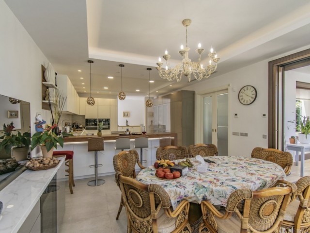 6 Bedrooms Villa in Guadalmina Baja