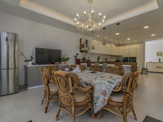 6 Bedrooms Villa in Guadalmina Baja