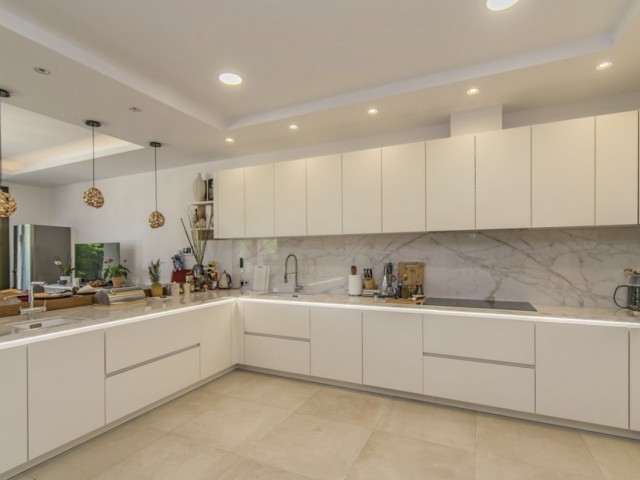 6 Bedrooms Villa in Guadalmina Baja