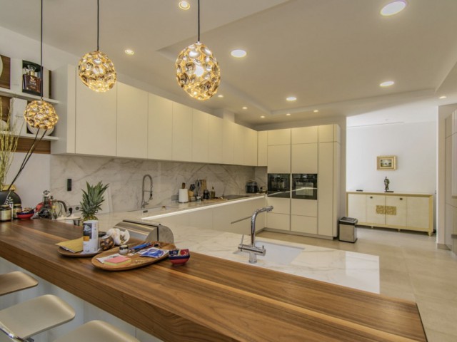 6 Bedrooms Villa in Guadalmina Baja