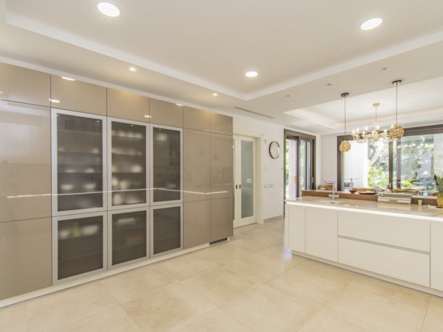 6 Bedrooms Villa in Guadalmina Baja