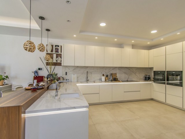 6 Bedrooms Villa in Guadalmina Baja