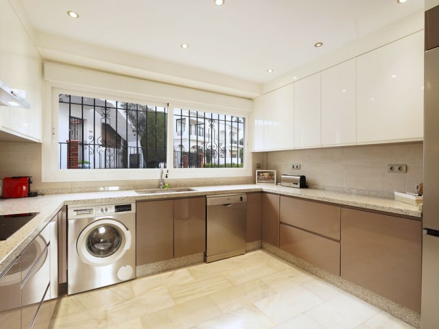 Apartment, El Paraiso, R5292130