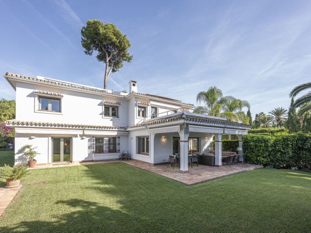 5 Bedrooms Villa in Los Monteros