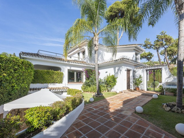 5 Bedrooms Villa in Los Monteros