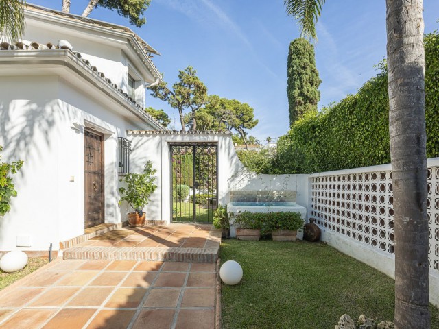 5 Bedrooms Villa in Los Monteros