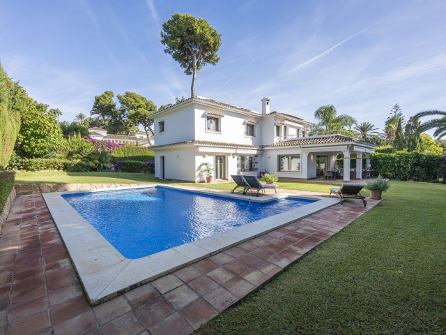 5 Bedrooms Villa in Los Monteros