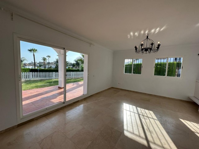 Villa con 5 Dormitorios  en Nueva Andalucía