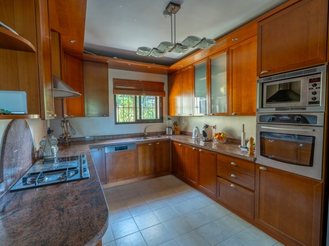 8 Bedrooms Villa in Benahavís