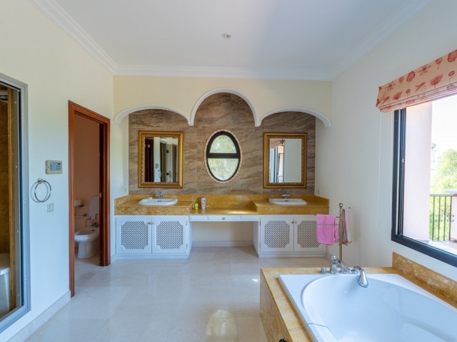 8 Bedrooms Villa in Benahavís